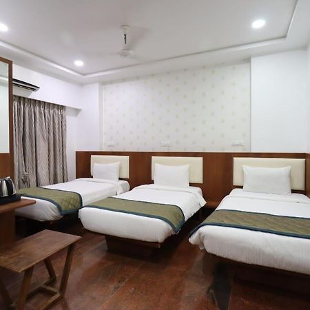 Hotel Center Point โซลาปูร์ ภายนอก รูปภาพ