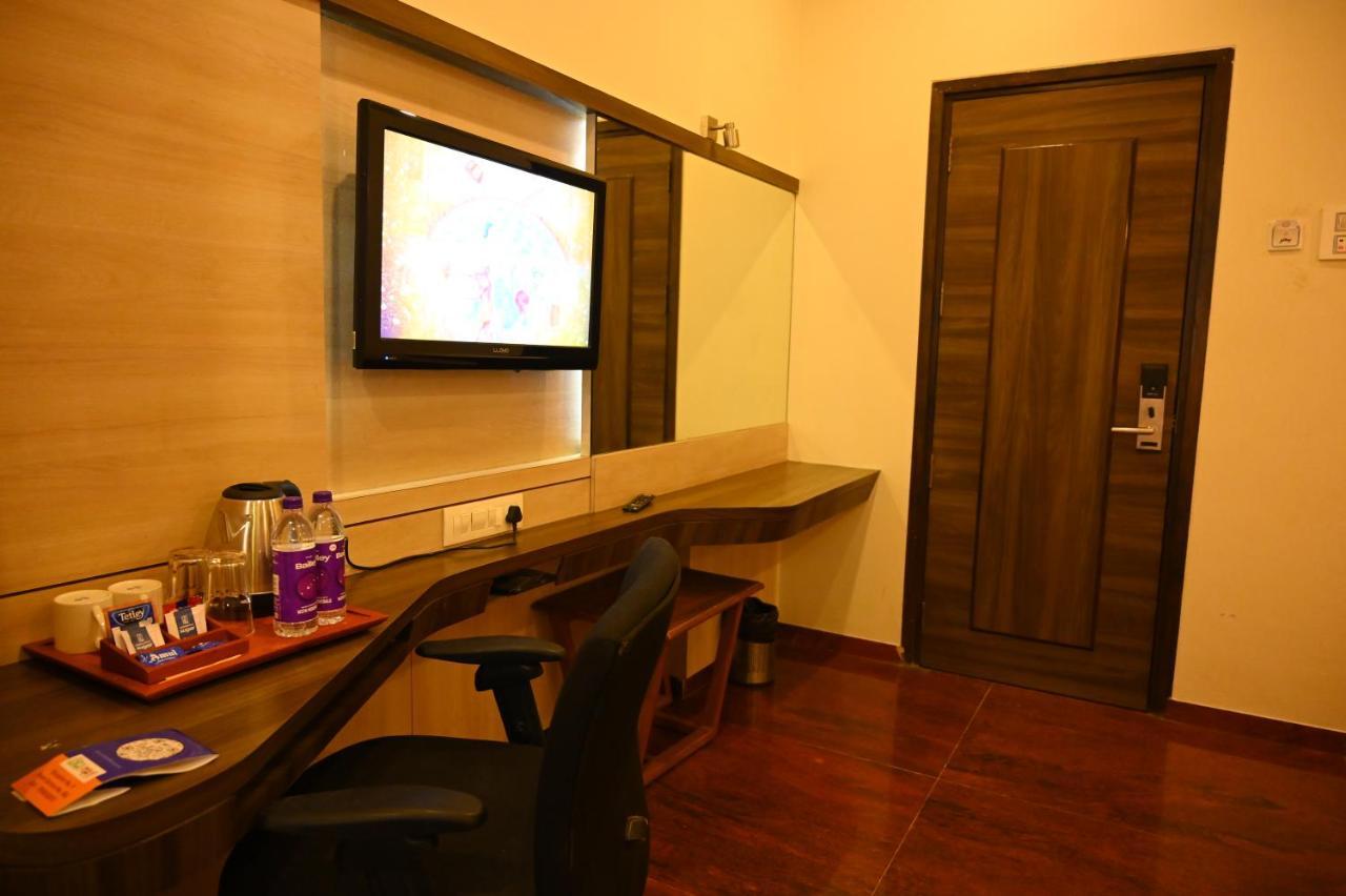 Hotel Center Point โซลาปูร์ ภายนอก รูปภาพ