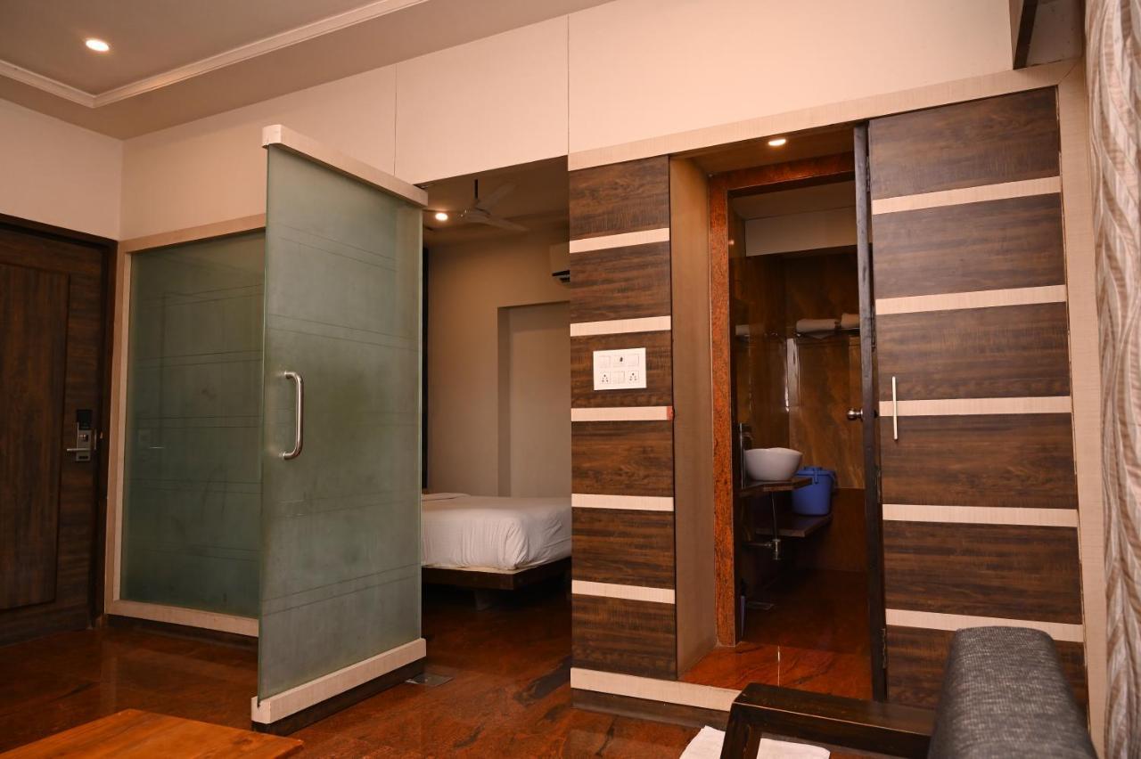 Hotel Center Point โซลาปูร์ ภายนอก รูปภาพ