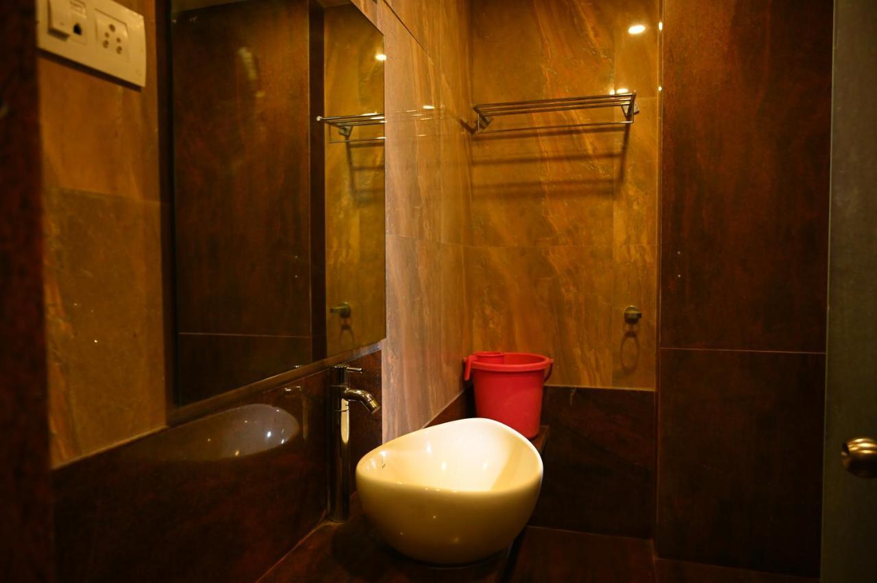 Hotel Center Point โซลาปูร์ ภายนอก รูปภาพ