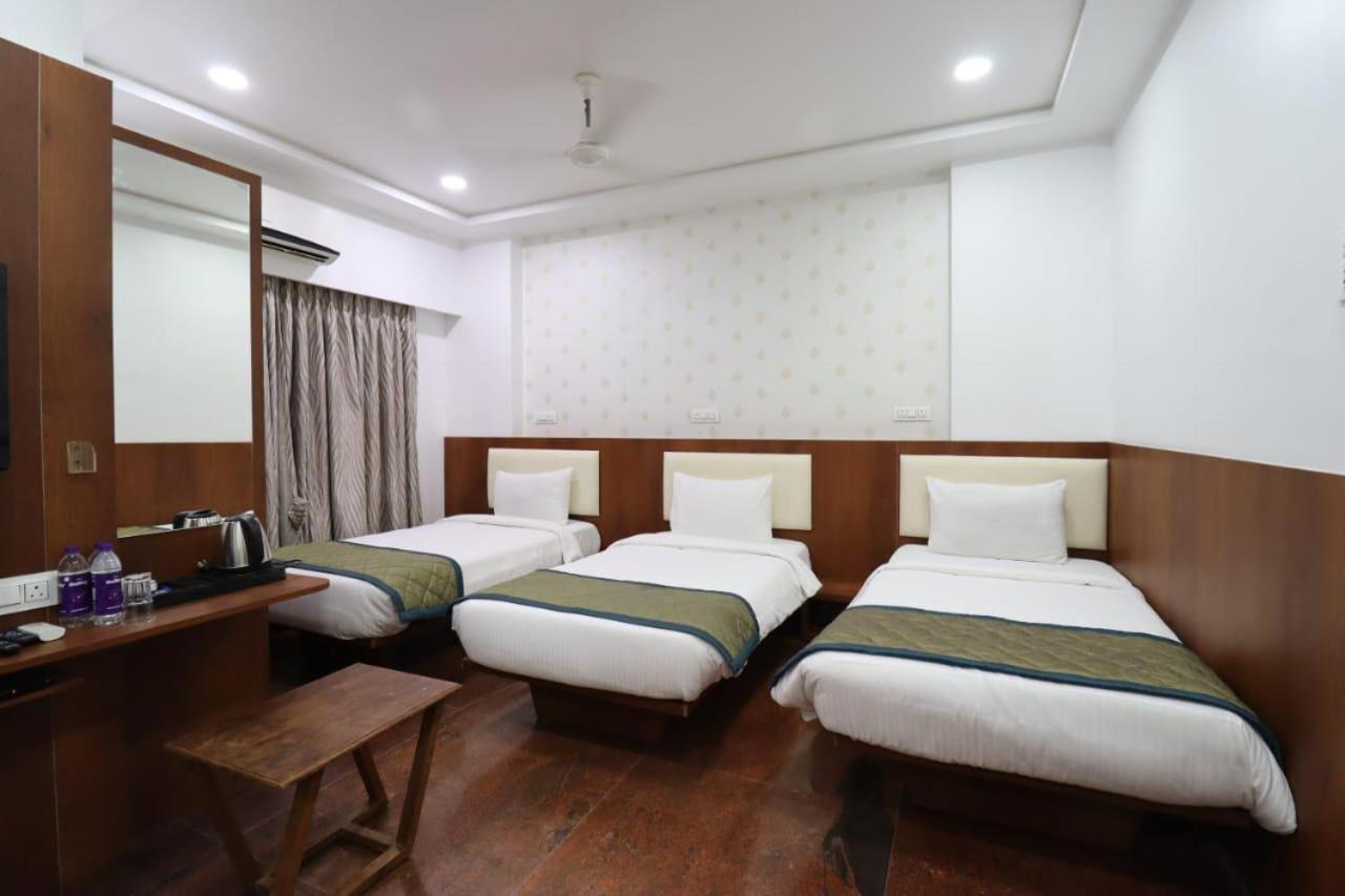 Hotel Center Point โซลาปูร์ ภายนอก รูปภาพ