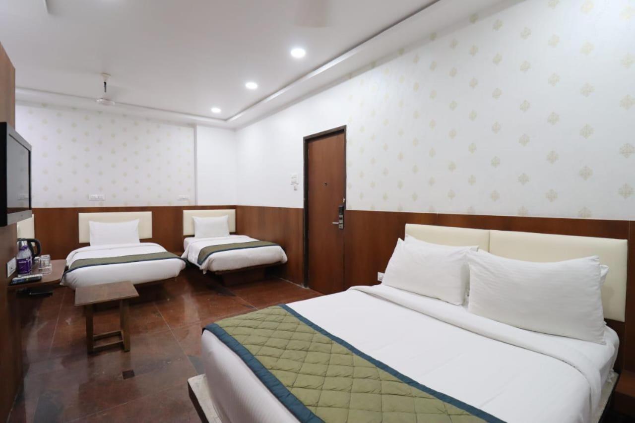 Hotel Center Point โซลาปูร์ ภายนอก รูปภาพ