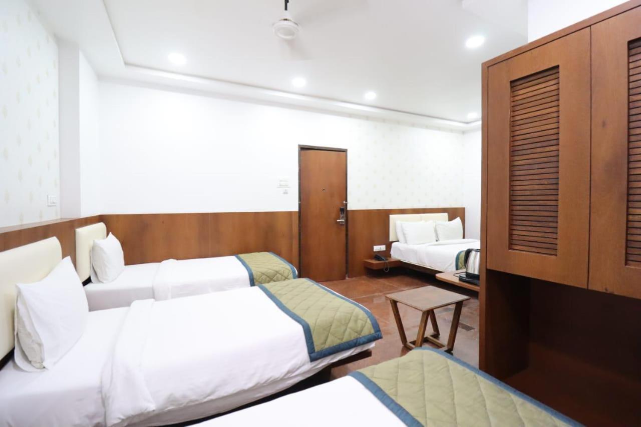 Hotel Center Point โซลาปูร์ ภายนอก รูปภาพ
